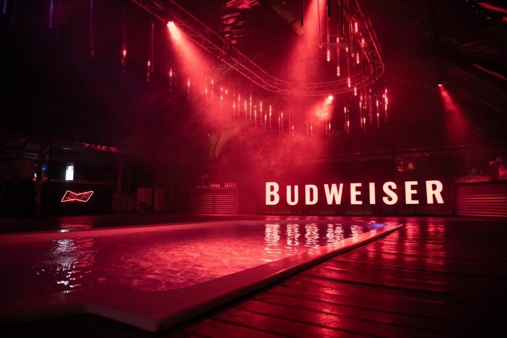 Pasarela con luces rojas y la marca Budweiser