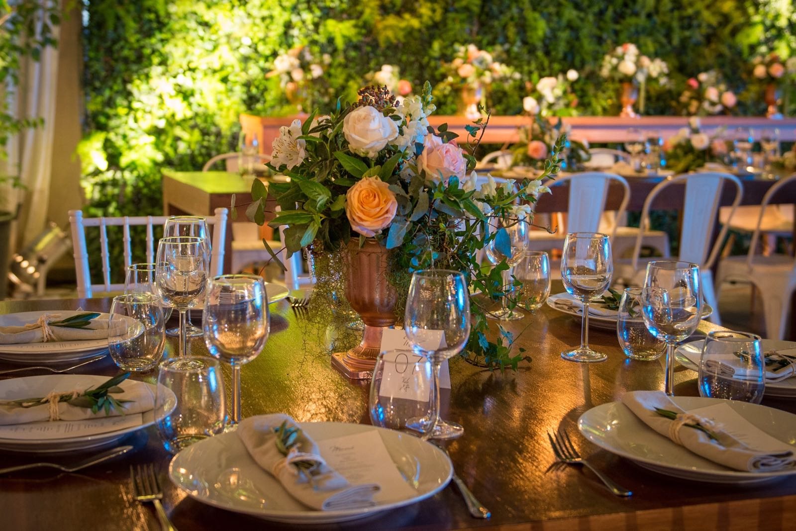 Mesa con flores y velas en una boda