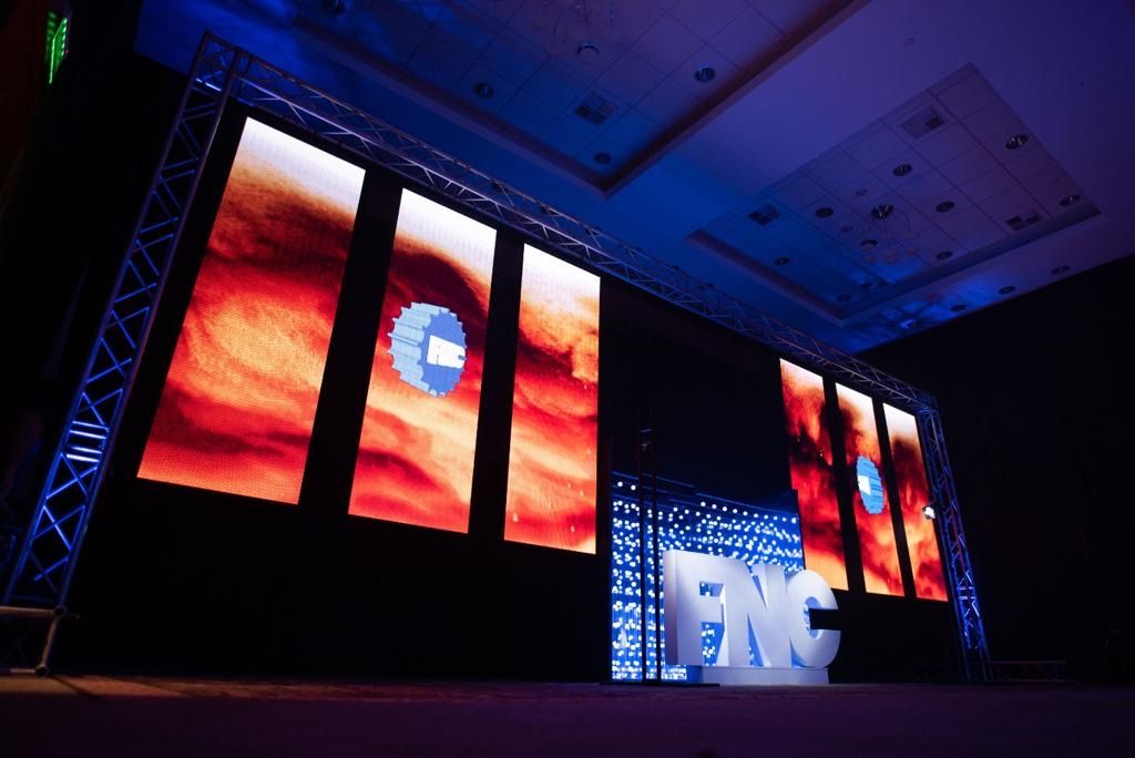Escenario con pantallas para la convención de FNC