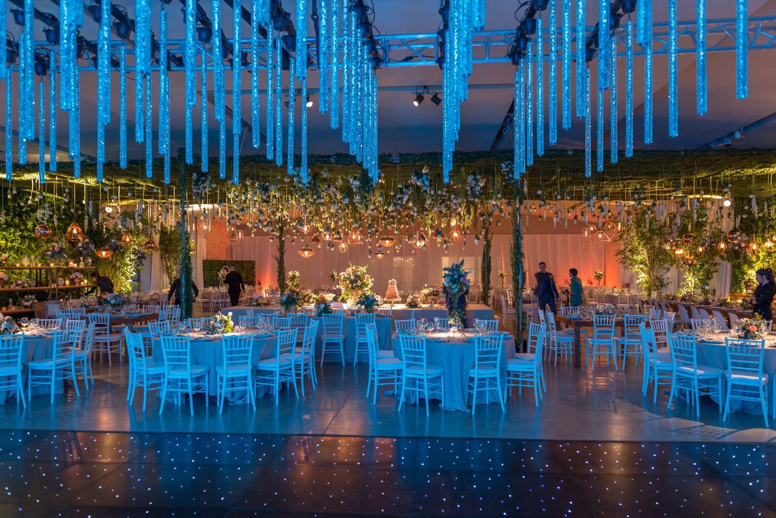 Salón con cortina de luces azules y techo de flores