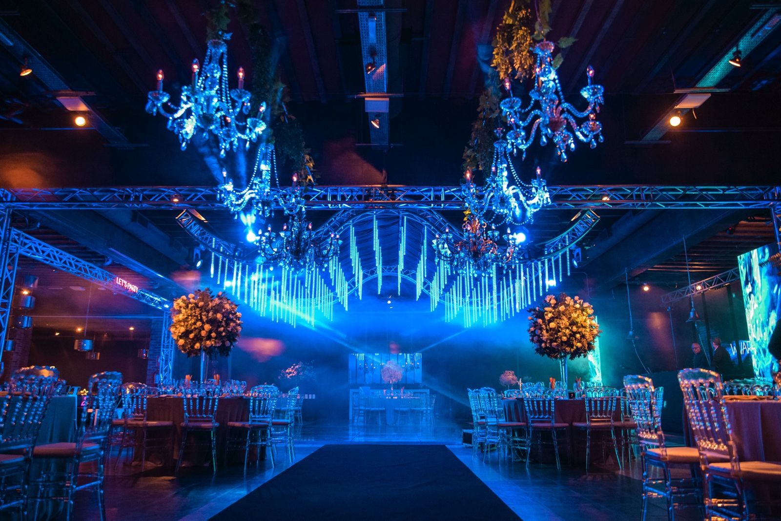 Salón con arañas de cristal e iluminación azul
