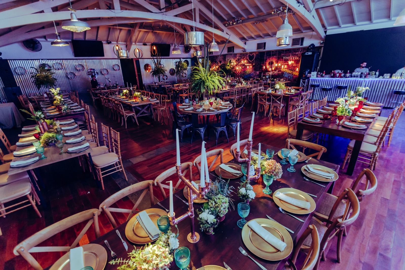 Mesas de madera con centros de flores, boda de Tito y Eva